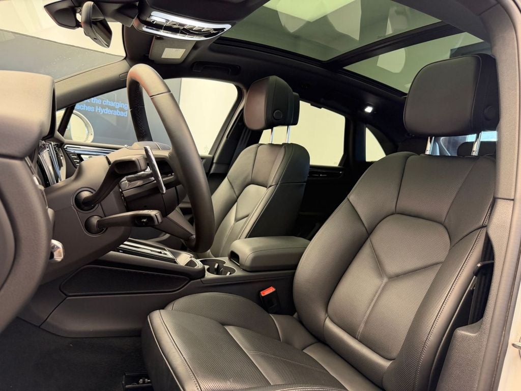 2026 Porsche Macan AWD