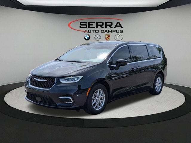 2023 Chrysler Pacifica Touring L's photo